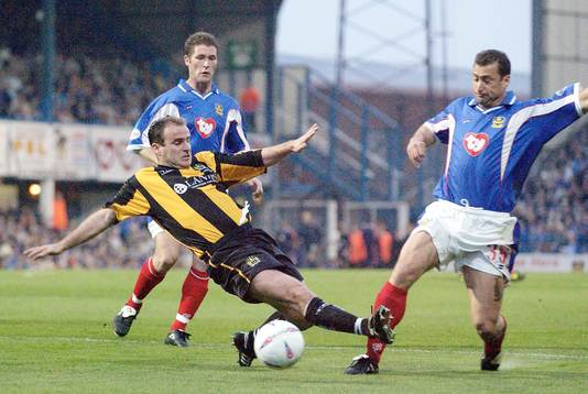 Portsmouth's Gianluca Festa fälls av Burnley's Dean West