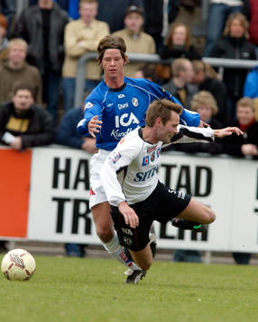 Lars Larsen, Örebro faller framför Dusan Djuric, Halmstad