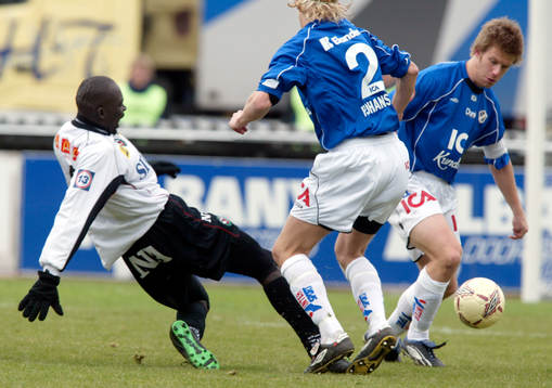 Paul Oyuga,  Örebro försöker stoppa Per Johansson och