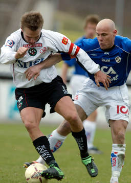 Örebros Fredrik Nordback attackeras av Andreas Johansson,
