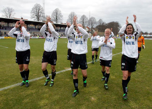 Glada Örebro-spelare tackar
