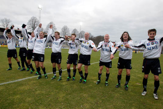 Glada Örebro-spelare tackar