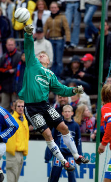 Fredrik Sundfors, målvakt, Sundsvall boxar ut bollen vid