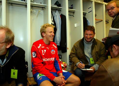 En nöjd match-hjälte, Gustav Andersson pratar med pressen