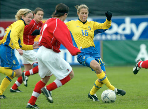 Elin Flyborg, Sverige, trollar med bollen