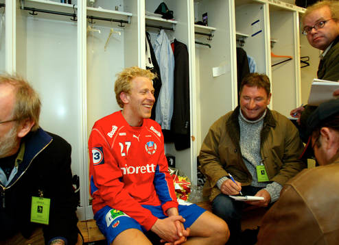 En nöjd match-hjälte, Gustav Andersson pratar med pressen
