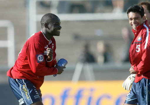1-0 skytten Edwin Phiri dansar, t.h. Bosco