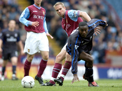Carlton Cole i duell med, Olof Mellberg, Aston Villa