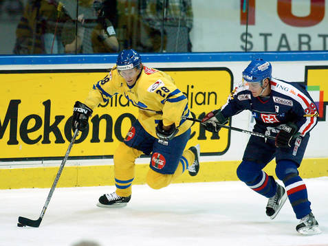 Dick Tärnström avancerar med pucken