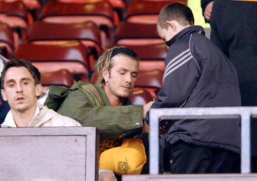David Beckham, skriver autograf