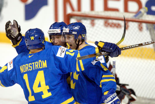 Peter  Nordström, Sverige har gjort 2-1. Här jublar han