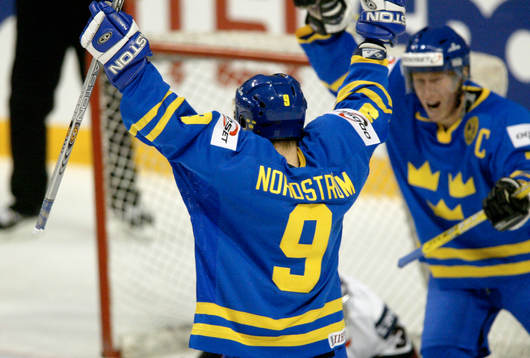 Peter  Nordström, Sverige har gjort 2-1. Här jublar han