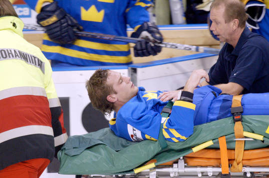 Marcus Nilsson, Sverige tacklas hårt och blir utburen på