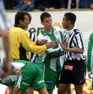 Bråkigt och stökigt, här Johan Andersson, Hammarby och