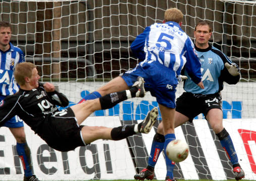 Bengt Andersson räddar ett farligt skott