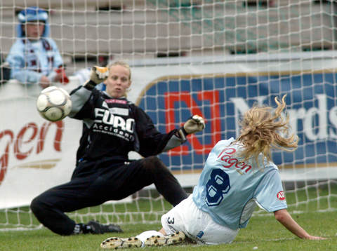 Lena Gunnarsson, målvakt,  Öster klarar nicken från