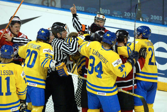 Bråkigt och stökigt kring Peter Forsberg, Sverige
