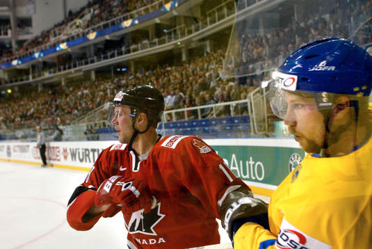 Kirk, Maltby, ger Peter Forsberg, en ordentlig tackling