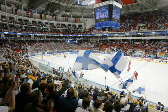 Översikt över arenan med finska supportrar i mängder
