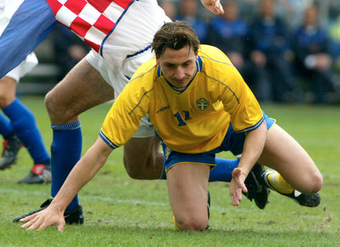 Zlatan Ibrahimovic på knä