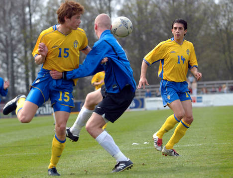 Johan Andersson passar till Babis Stefanidis