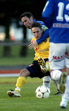 Jimmie Augustsson trycks ner av Mattias Kronvall