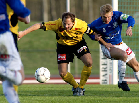 IFK-lagkaptenen Martin Nilsson tar hand om skyttekungen
