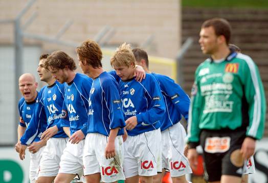 Segerskytten Patrik Ingelsten, Halmstad, klappas om av
