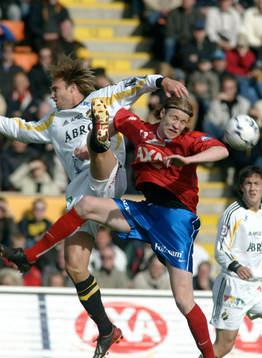 Andreas Andersson luftduellerar med Kaspars Goorks