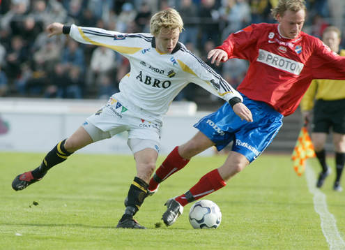 Karl Corneliusson tacklar ut Patrik Karlsson från banan