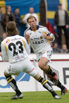 Andreas Andersson har gjort 0-1 och jublar mot Mats