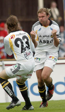 Målskytten Andreas Andersson dansar med Mats Rubarth