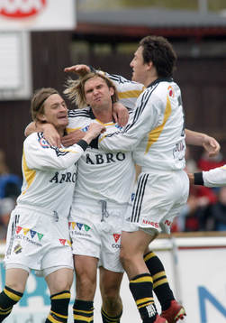 Målskytten Andreas Andersson grattas av Mats Rubarth och