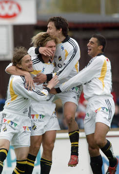 Målskytten Andreas Andersson grattas av Mats Rubarth,
