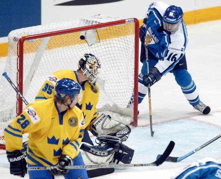 kvartsfinal,Ville Peltonen, klipper till bakom Tommy Salo,