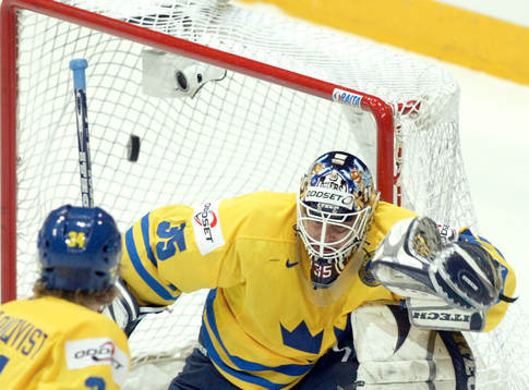 Tommy Salo, målvakt, missar pucken