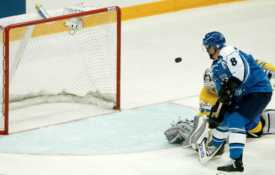 Teemu Selänne rundar Mikael Tellqvist. Målbur, puck,