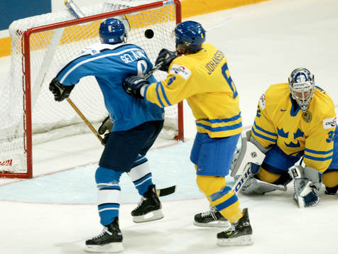Teemu Selänne får en knuff i ryggen av Magnus Johansson.