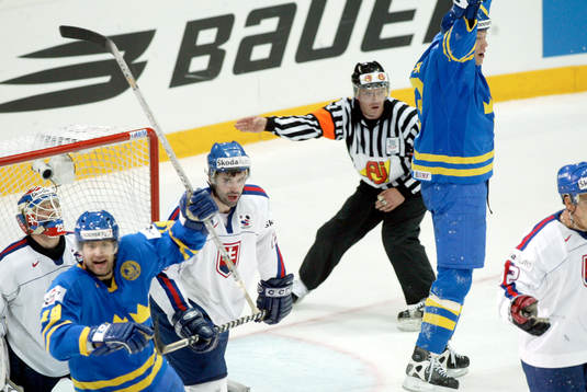 Mats Sundin, Sverige, slår in 1-2, för Sverige, Jubel.,