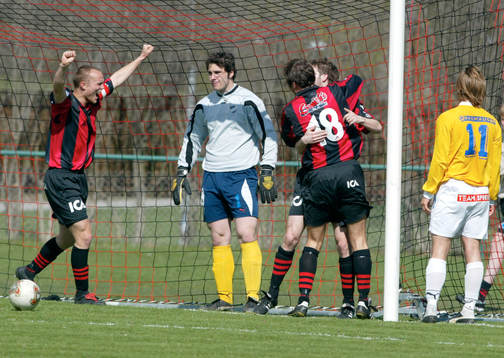 Nicklas Carlsson mfl i BP jubel medan Mattias Filipanics,