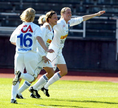 Sara Johansson, DIF/Älvsjö gratuleras av Victoria