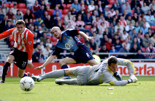 Fredrik Ljungberg, Arsenal gör sitt tredje mål. omfamnas