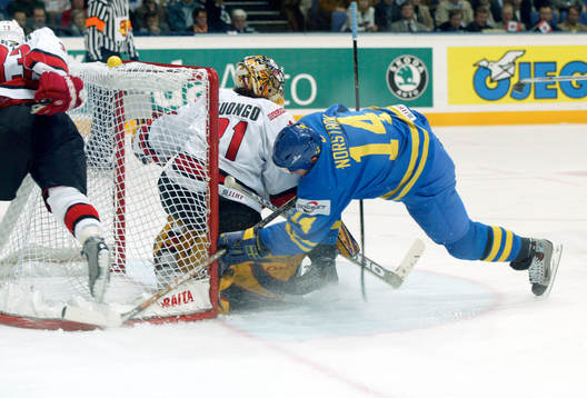 Mathias Norström, Sverige, får en fygtur