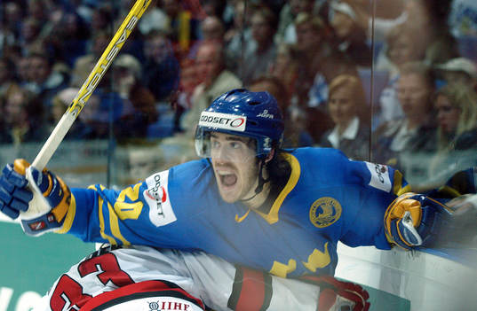 Henrik Zetterberg, stoppas upp av Draper