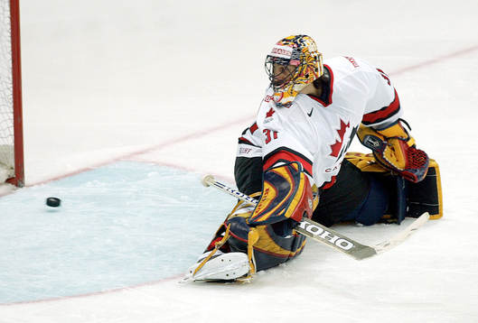Roberto Luongo, Kanada, räddad av stolpen