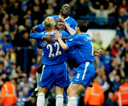 Chelsea's Marcel Desailly omfamnas