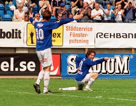 Erik Fischbein, Trelleborg, matchens lirare signalerar för