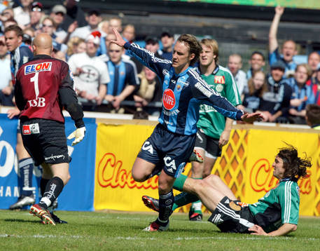 Bläddra bland fler bilder av FOTBOLL