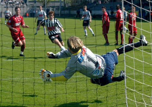 Björn Stringheim, målvakt, räddar en frispark från