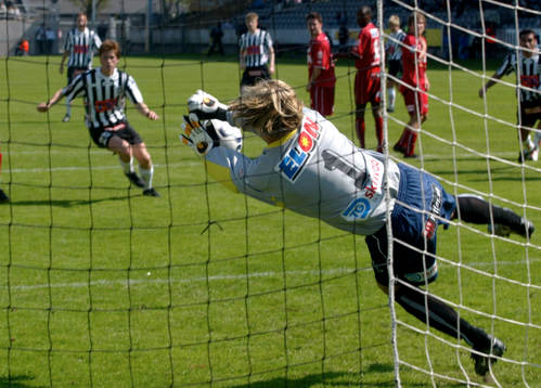 Björn Stringheim, målvakt,  räddar frispark från Henrik